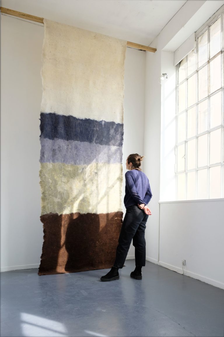 amila Wallentin_visuel_exposition Tout à L'horizontale_Ergastule Nancy_Sans-titre, 2022, laine feutrée, teinte à la noix de galle et verge d'or du canada